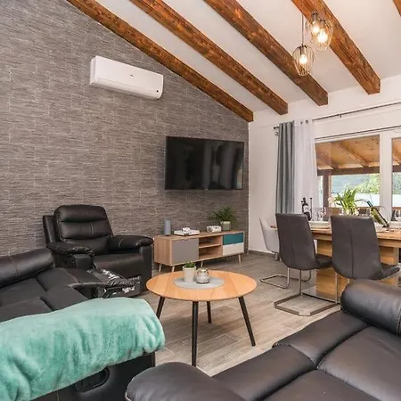 Villas Pakostane ヴィラ *